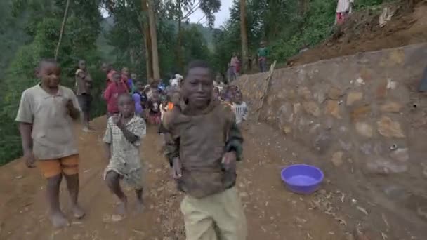 Afrikanska Barn Som Springer Väg — Stockvideo
