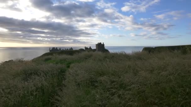 Dunnottar城と北海での風景 — ストック動画