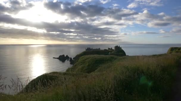 Dunnottar城と北海での朝の風景 — ストック動画