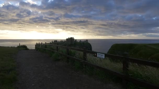 日の出にはダンノタール城と北海 — ストック動画