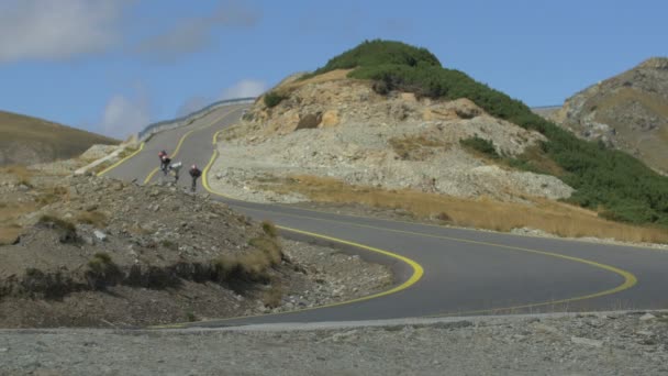 Mężczyźni Longboarding Transalpina — Wideo stockowe