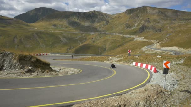 Longboarder Montando Transalpina — Vídeo de Stock