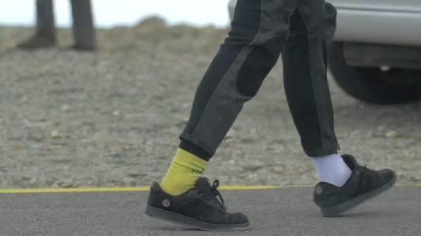 Longboarder Doet Zijn Schoenen Aan — Stockvideo