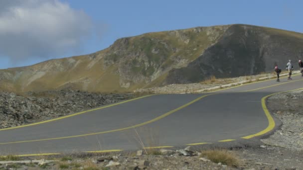 Longboarders Cabalgando Lento Transalpina — Vídeo de stock