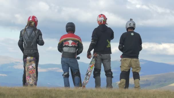 Widok Tylnych Longboardów Stojących — Wideo stockowe