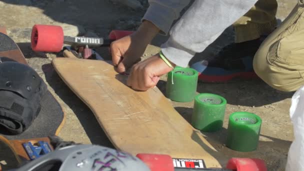 Longboardcu Tahtasını Hazırlıyor — Stok video