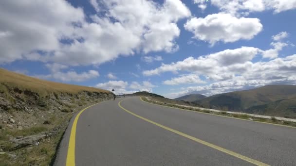 Vier Männer Longboarden Auf Der Transalpina — Stockvideo