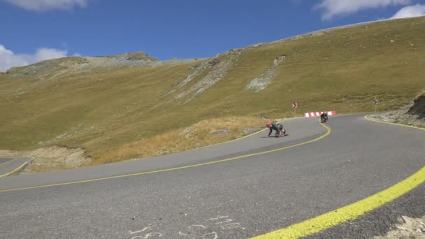 Dwóch Longboardzistów Jadących Drogą — Wideo stockowe