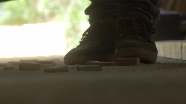 木工车间工作人员的腿 — 图库视频影像