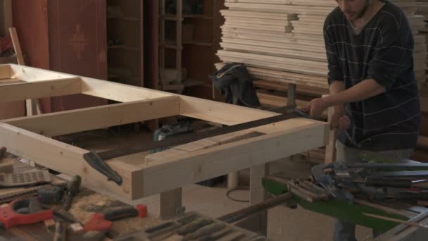 木匠测量木制结构 — 图库视频影像