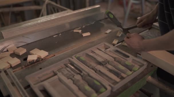 木匠用凿子和锤子 — 图库视频影像