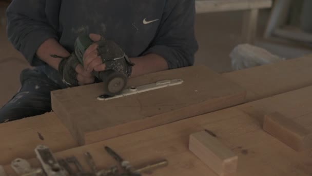 Metal Bir Fırça Kullanarak Boyayı Çıkarıyorum — Stok video