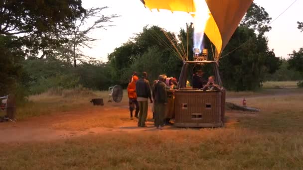 Αερόστατο Θερμού Αέρα Και Άνθρωποι — Αρχείο Βίντεο