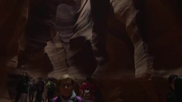 Tourists Walking Antelope Canyon — Stock Video