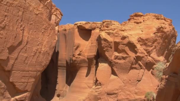 在阳光灿烂的日子里看到的羚羊峡谷 — 图库视频影像