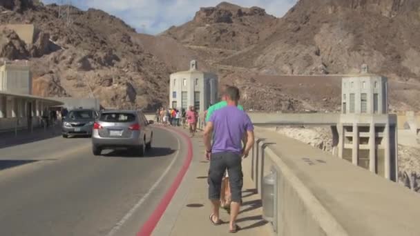 Menschen Gehen Auf Hoover Damm — Stockvideo