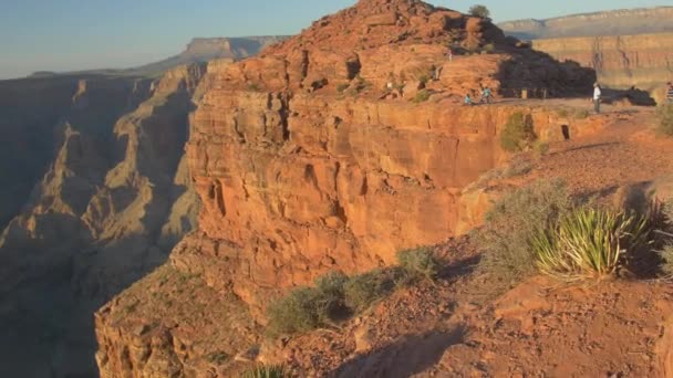 Turistas Beira Grand Canyon — Vídeo de Stock