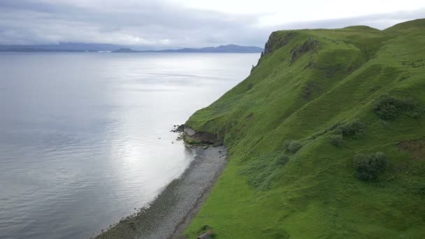 Skye Kıyısındaki Yeşil Tepeler — Stok video