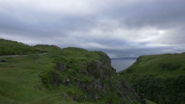 Sahildeki Yeşil Tepelerin Panoramik Manzarası — Stok video