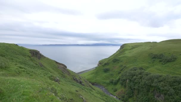 Gröna Kullar Vid Havet — Stockvideo