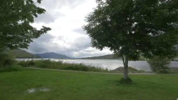 Een Pad Langs Een Meer Het Eiland Skye — Stockvideo