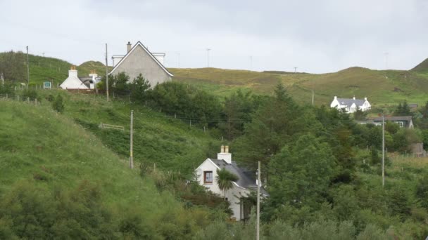 Gebouwen Een Heuvel Isle Skye — Stockvideo