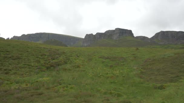 Una Collina Verde Vicino Scogliere — Video Stock