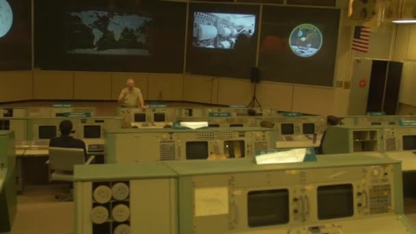 Ingenieur Onderwijs Aan Het Space Center — Stockvideo