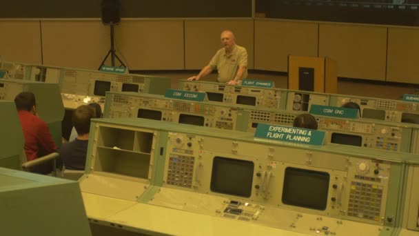 Man Legt Uit Bij Johnson Space Center — Stockvideo