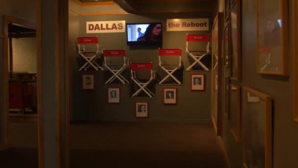 Kamer Met Dallas Reboot Serie Zadels — Stockvideo