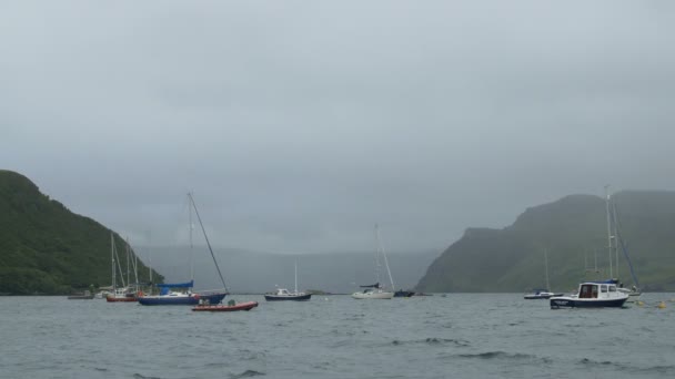 在Skye岛Loch Portree上漂浮的船只 — 图库视频影像