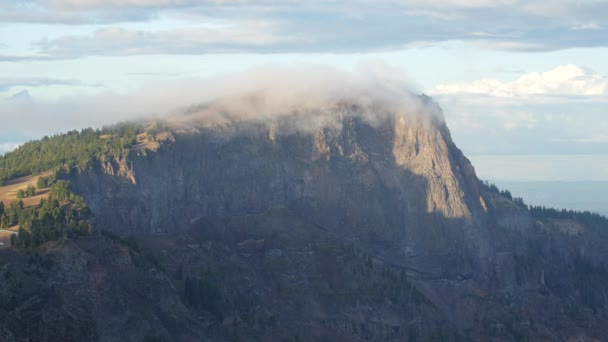 Wolken Über Einer Klippe — Stockvideo