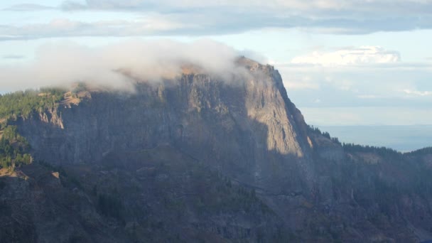 Wolken Über Einer Klippe — Stockvideo