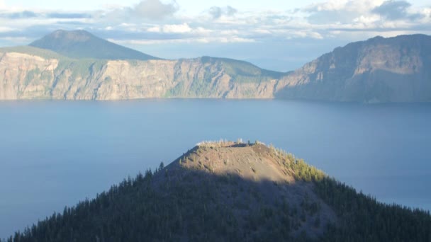 火山口湖国家公园的魔法师岛顶部 — 图库视频影像
