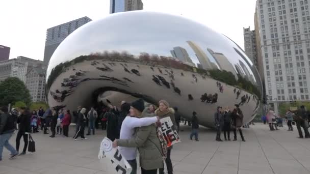 Mężczyzna Przytula Dwie Dziewczyny Bean Chicago Stany Zjednoczone Ameryki — Wideo stockowe