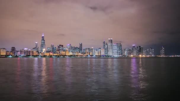シカゴ川を越えて空の夜のタイムラプス — ストック動画