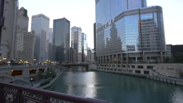 シカゴ川とトランプタワー アメリカ — ストック動画