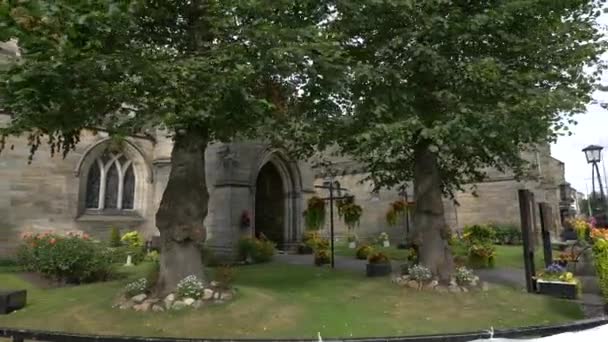Δέντρα Και Λουλούδια Μπροστά Από Μια Εκκλησία — Αρχείο Βίντεο