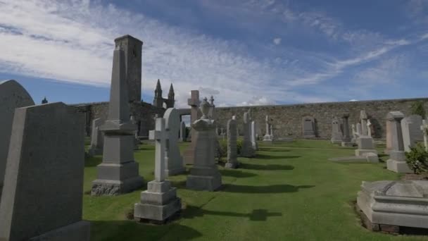 Kreuze Und Grabsteine Auf Einem Friedhof — Stockvideo