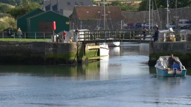 Boot Bij Een Houten Brug — Stockvideo