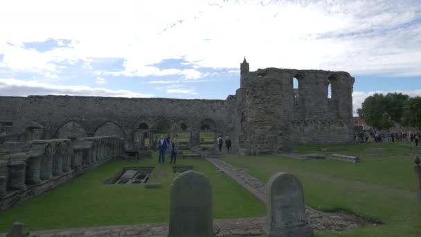 Bir Kilisenin Mezar Taşlarının Kalıntılarını Ziyaret Ediyorum — Stok video