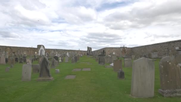 Weiße Wolken Über Einem Friedhof — Stockvideo