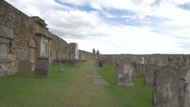 Grabsteine Und Eingemauerte Grabgewölbe Auf Einem Friedhof — Stockvideo