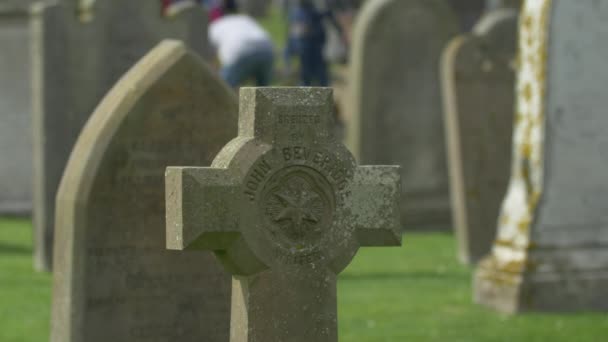 Mezarlıkta Bir Taş Haç — Stok video