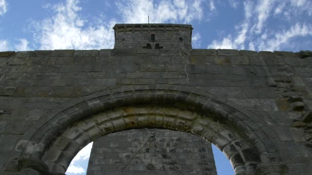 Die Steinmauern Einer Zerstörten Kirche — Stockvideo