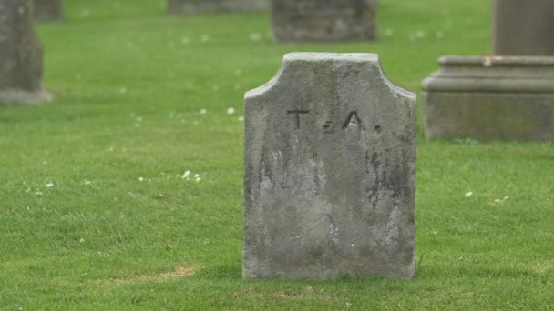 Mezarlıktaki Mezar Taşı — Stok video