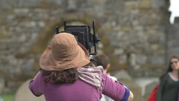 Vrouw Bereidt Een Oude Camera Voor — Stockvideo
