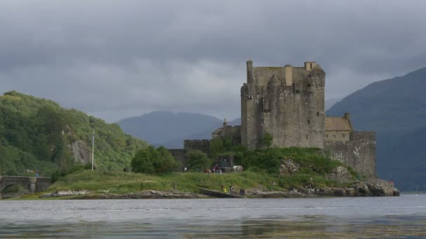 Eilean Donan Castle Viděn Zezadu — Stock video