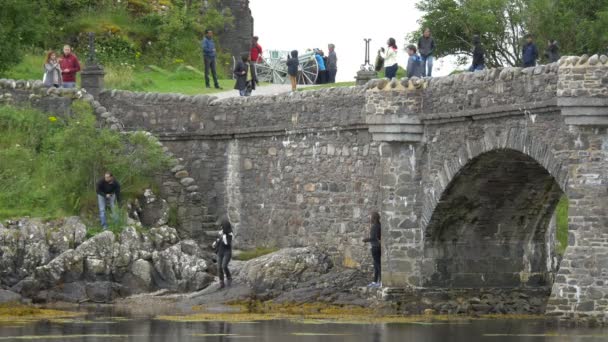 Люди Фотографируют Каменном Мосту — стоковое видео