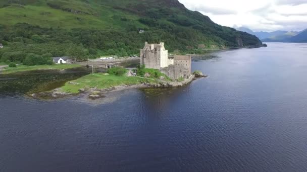 Eilean Donan Kalesi Nin Havadan Görünüşü — Stok video